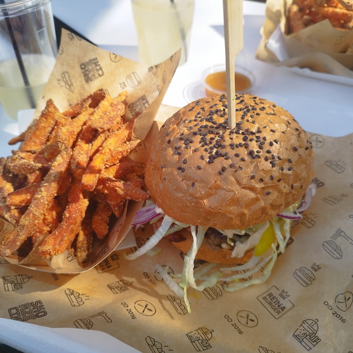 Reina Burger & Pasta-2