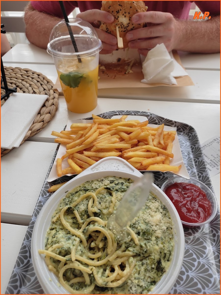 Reina Burger & Pasta-4