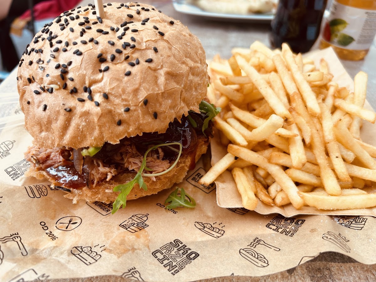 Reina Burger & Pasta-9